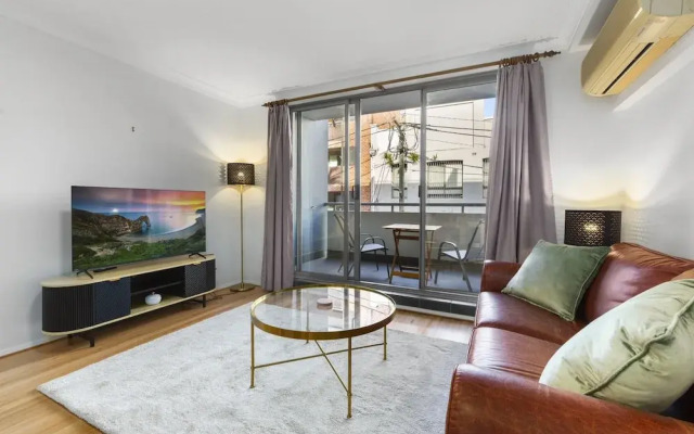 Bright 1-bed Apartment in Central Redfern