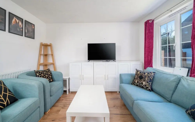 Crawley Stainer 1-bedroom With Parking and Garden