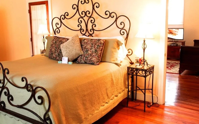 Evas Escape at Gardenia Inn