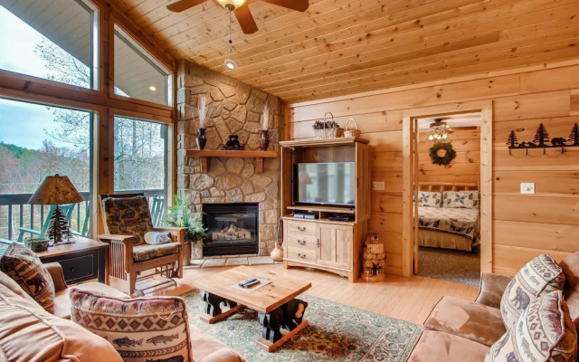 Bearadise 4 Bedroom Cabin by RedAwning