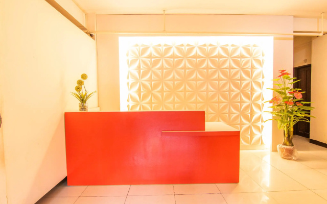 OYO 578 Red Velvet Suites Vaccinated Staff