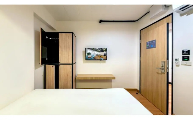 Siam Subway Hostel and Café