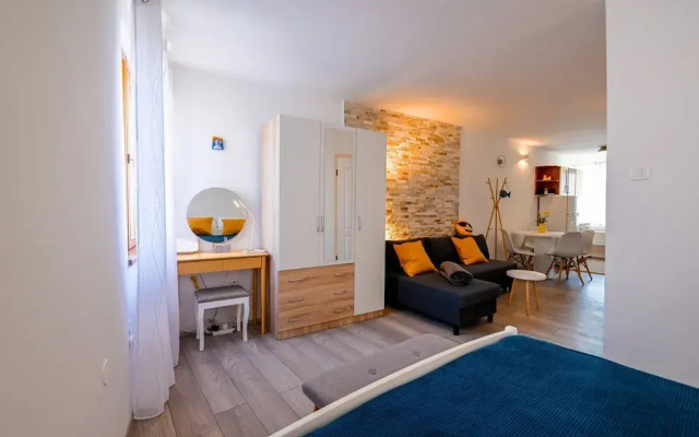 Old Town Modern and Sunny Studio Apartment