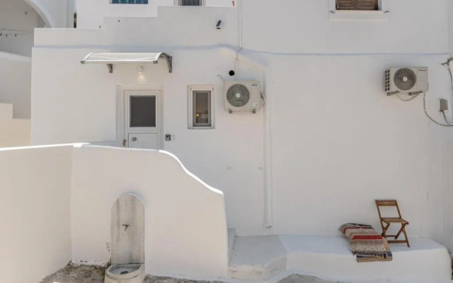 White Luxurious Apartment I