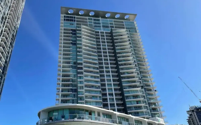 Beautiful 1 Bedroom Gold Coast Retreat With Free Parking
