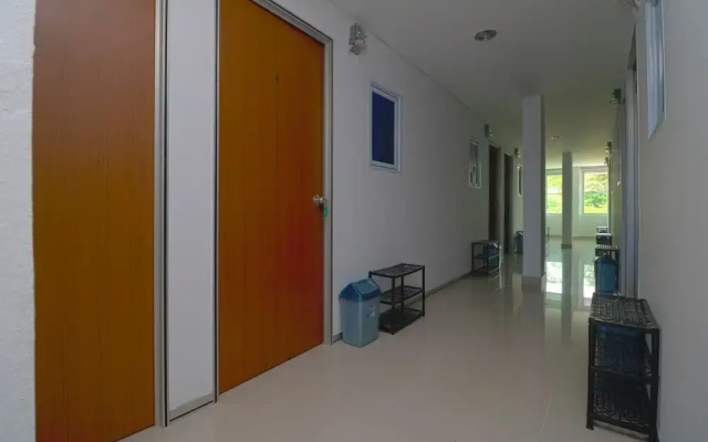 RedDoorz Plus Near Kepri Mall
