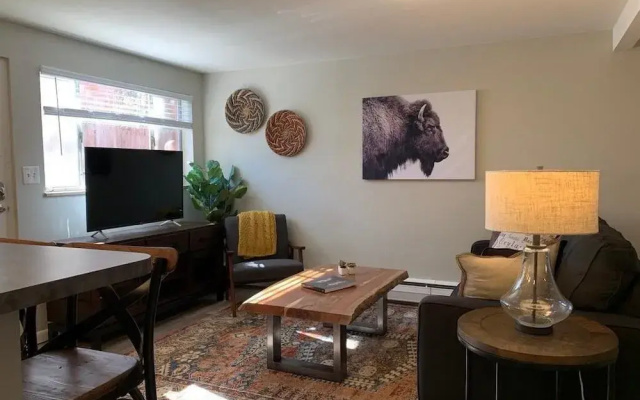 Modern & Chic Condo in the heart of Old Town