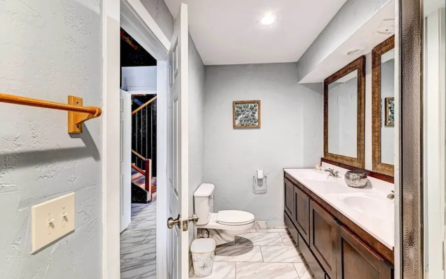 Pet-friendly Grants Pass Home w/ Hot Tub!