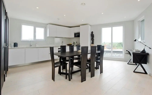 Fabulous 2-bed Penthouse, Wimbledon