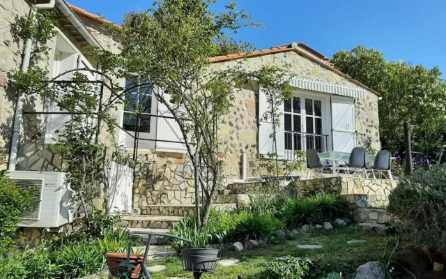 maison en pierre dans un écrin de verdure