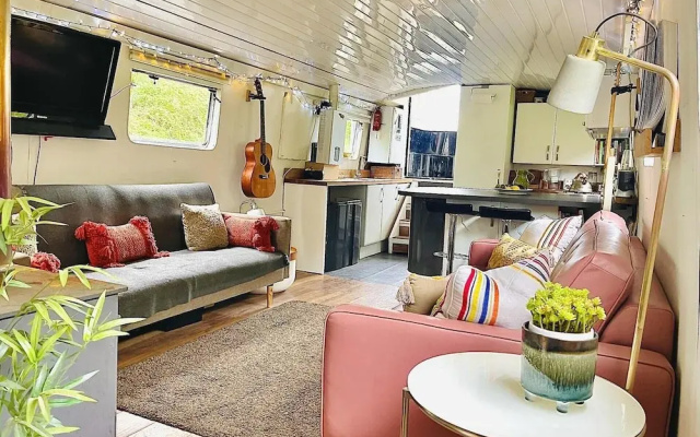 Boutique Boat Stays Contemporary Barge