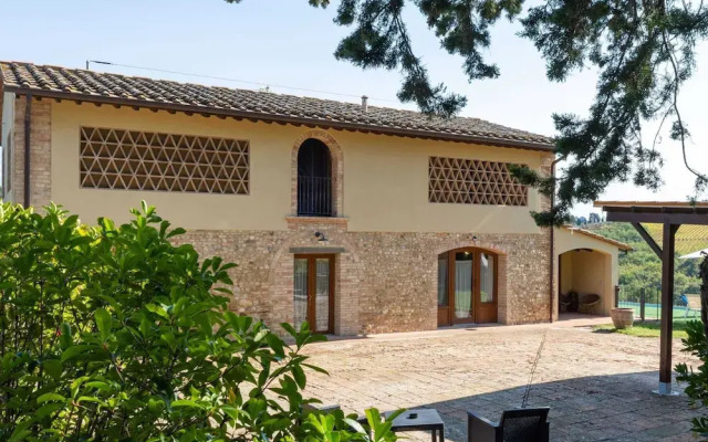 Farmhouse in Tuscany With Pool & Vineyard View