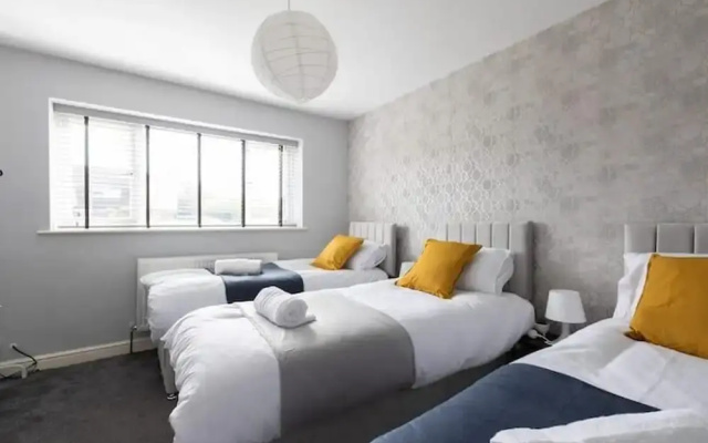 Huge Home,sleeps 12, Private Parking, Pets ok