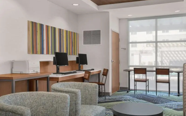 Holiday Inn Express Hotel And Suites