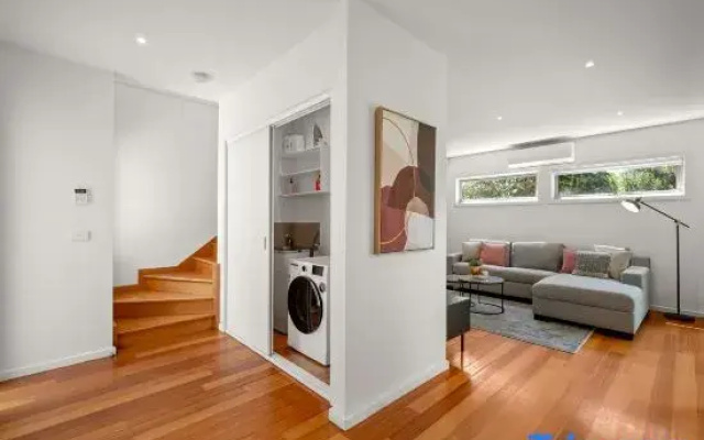 Relaxing Getaway Oasis with Patio in Charming Kew