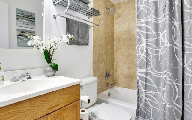 Stylish & Unique 1 BR Designer Waterview APT