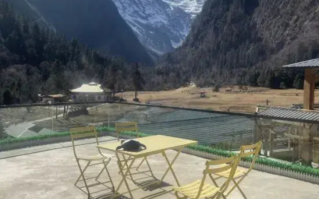 Yubeng Holiday Inn