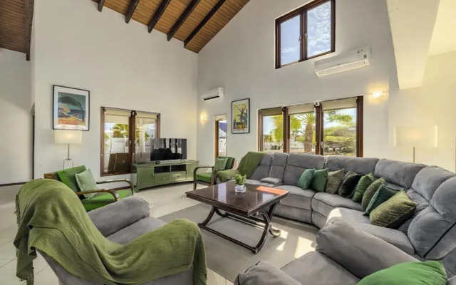 Villa Salina - 5BR w Pool Jacuzzi Sauna