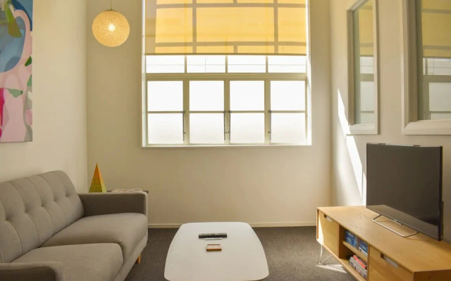 Light-filled 2 Bedroom Abode in Heart of the City