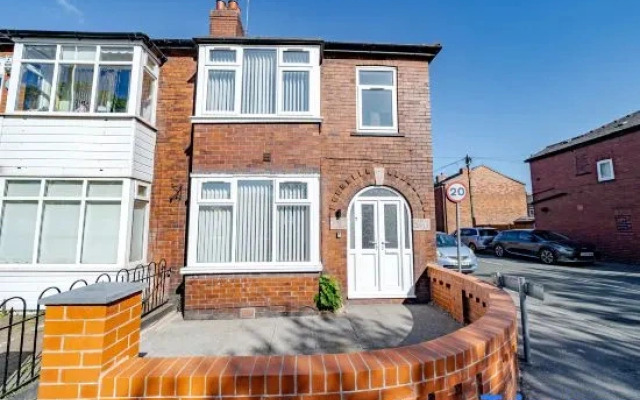 4BR 3BA Wigan Home | Long Stays Welcome