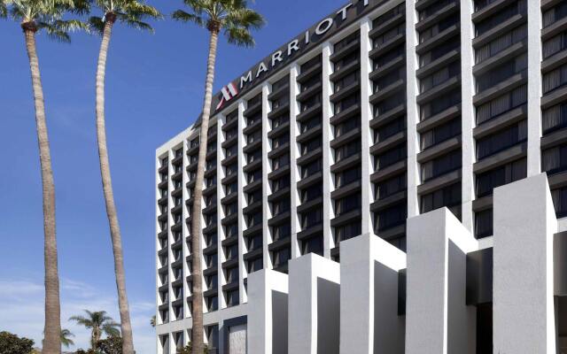 Отель Beverly Hills Marriott вид на фасад