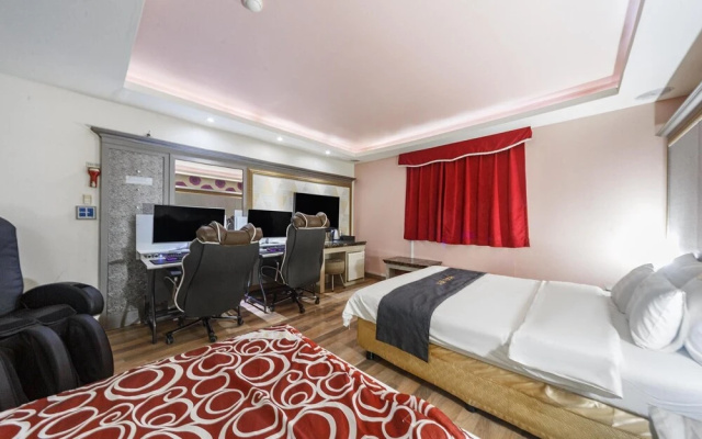 Gunsan Hotel Cello