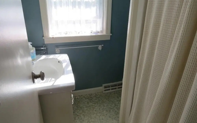 46 Fairview Drive South - Three Bedroom House