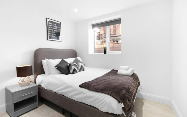 Modern 4 Bedroom Apartment in London with Parking + Garden