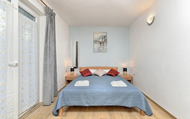 Spacious Apartment With Garden