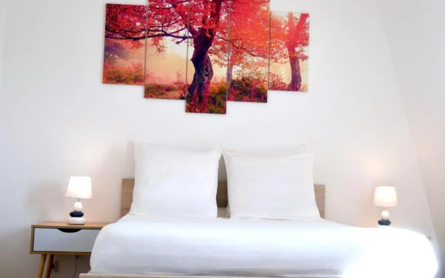 Le Petit Soleil de Corbeil (Adults Only)
