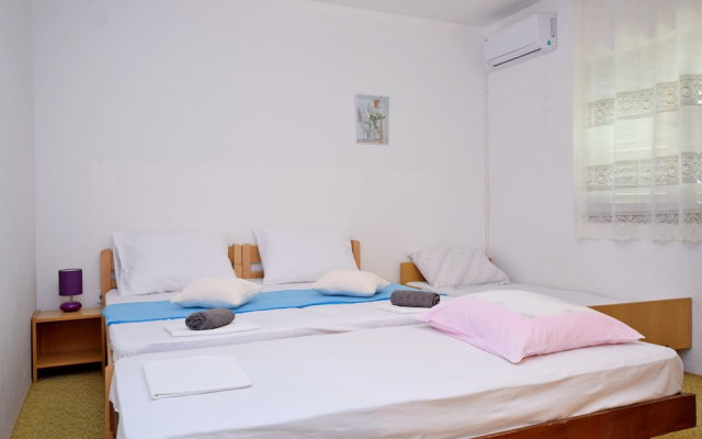 Apartment and Rooms Mila