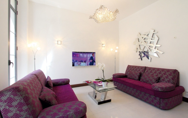 Apartment With Spacious Terrace