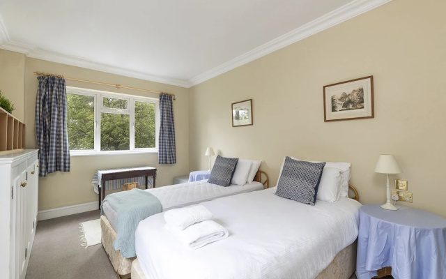JOIVY Charming 3 bed house with a rooftop terrace