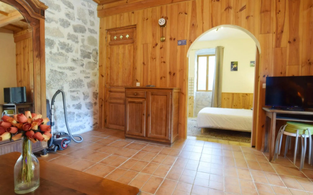 Vintage Holiday Home in Lanas with Swimming Pool