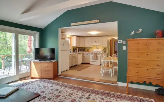 3 Mi to Beach & Town: Martha's Vineyard Home