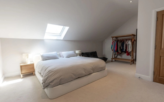 Large 6BR House Near Goodwood Garden Parking