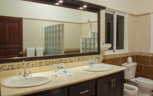 Privacy and comfort luxury 6 bedroom villa
