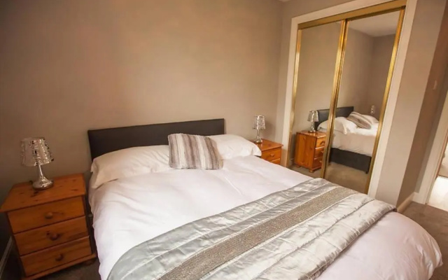 City Centre Executive 2 Bed Apartment with WiFi & Parking