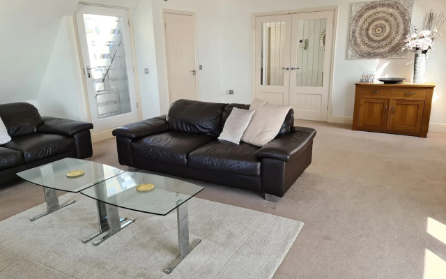 Harbour High - Luxury Beach Penthouse - Sleeps 6