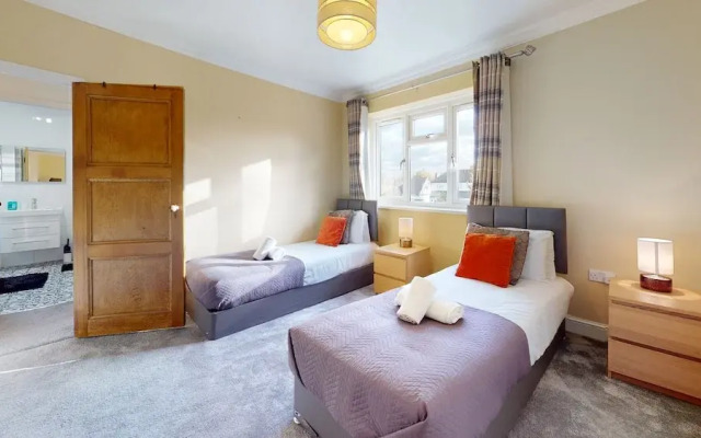 Immaculate 4-bed House in Romford