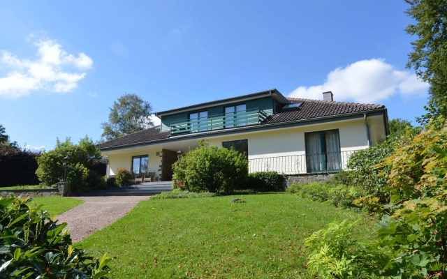 Scenic Villa Near Lake View