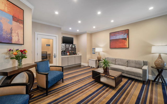 Best Western Plus Palm Court Hotel