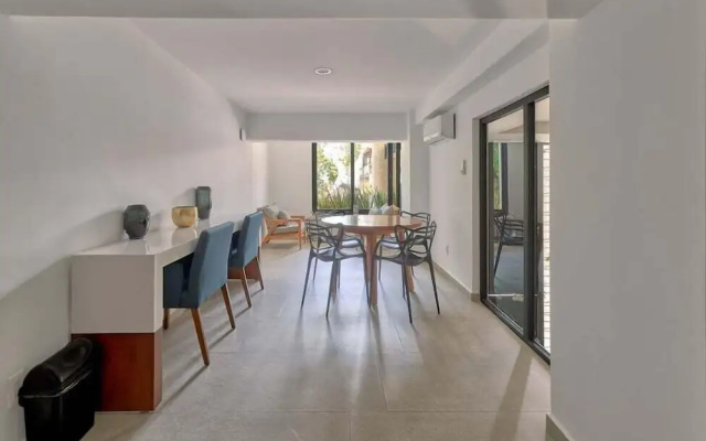 1BR Apartment - Private Balcony - Pool - Gym