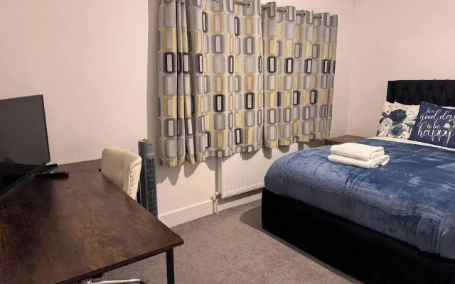 Modern Easedale House - 3 Bed House in Hornchurch