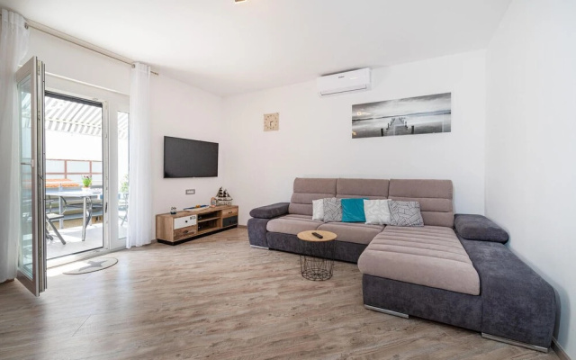 Amazing Home in Turanj With 3 Bedrooms, Jacuzzi and Wifi