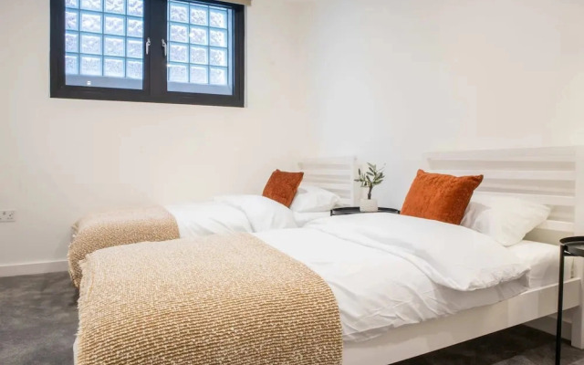 Modern 4-bed Apartment Leeds Business District