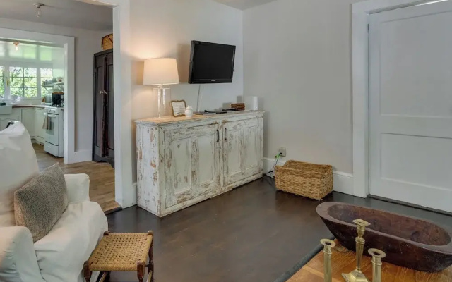 Charming Home < 2 Mi to Downtown Hendersonville!