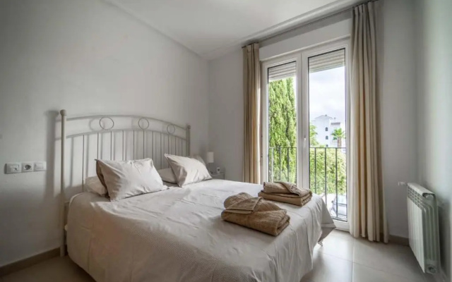 Bright Apartment with Pool Views - BA811