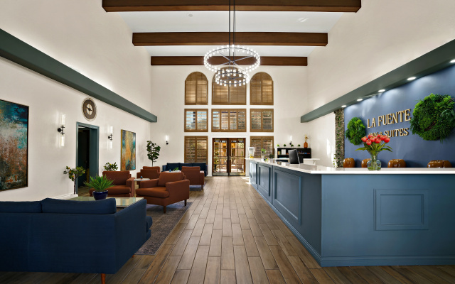 La Fuente Inn & Suites