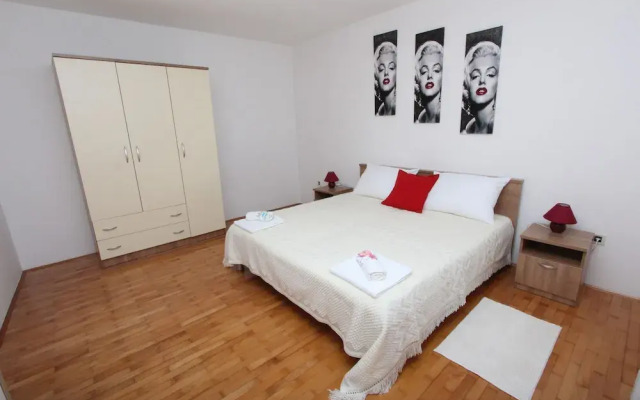 Apartments Adri, Parking in the yard